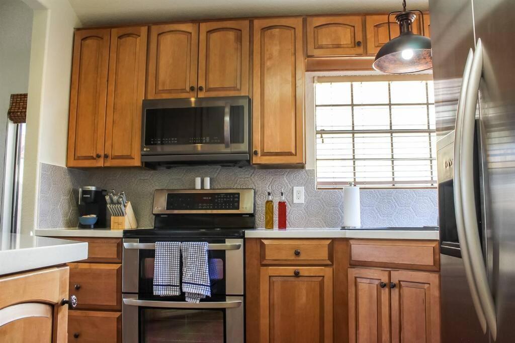 Lakefront Hacienda w/ Paddle Boat, Pool, Hot-tub, Tennis - Housity
