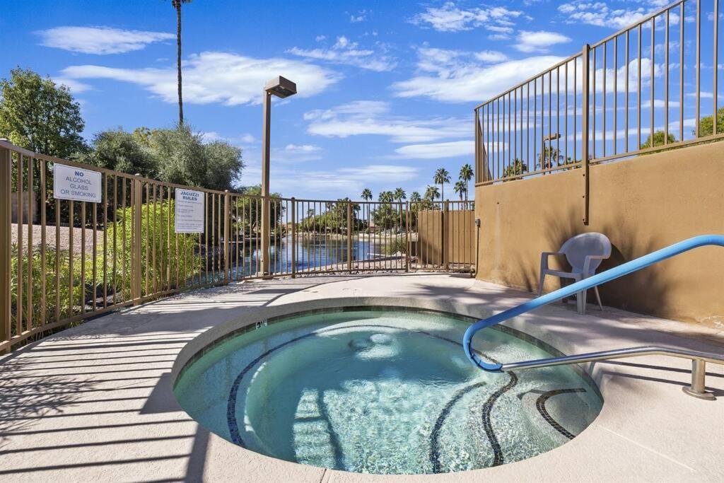 Studio on the Lake w/ Pool, Hot Tub & Tennis - Housity