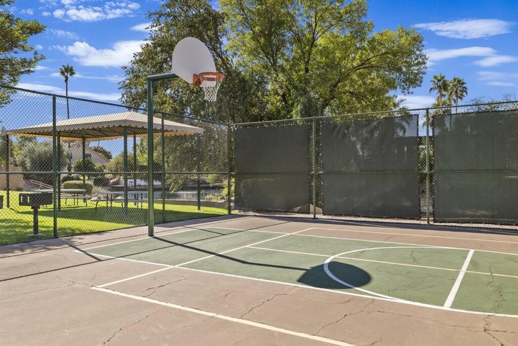 Studio on the Lake w/ Pool, Hot Tub & Tennis - Housity