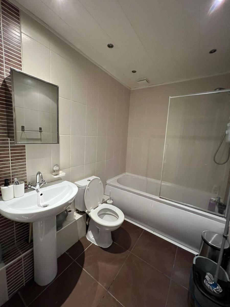 Amicable Double Bedroom in Manchester in shared house - Housity