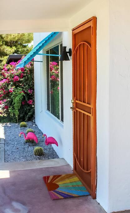 Newly Remodeled Midcentury Pink Flamingo Casa (40) - Housity