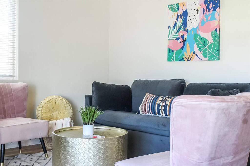 Newly Remodeled Midcentury Pink Flamingo Casa (40) - Housity