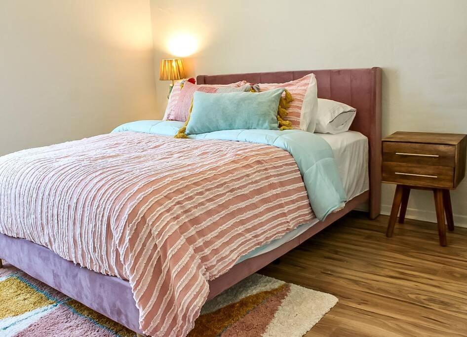 Newly Remodeled Midcentury Pink Flamingo Casa (40) - Housity