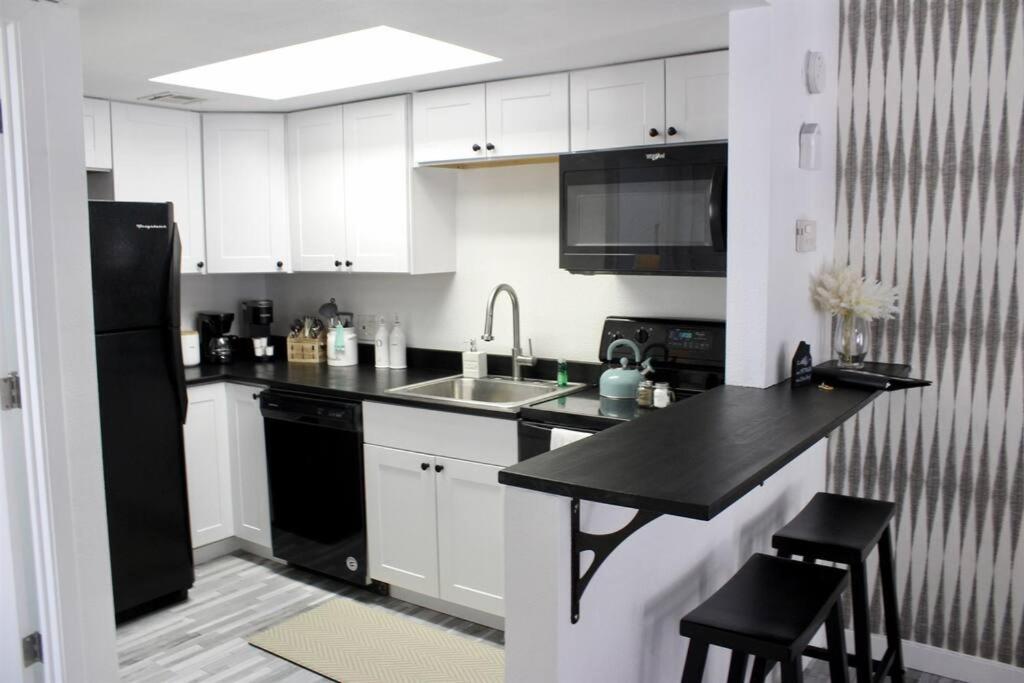 Upgraded Condo Close to All the Tempe Action - Housity
