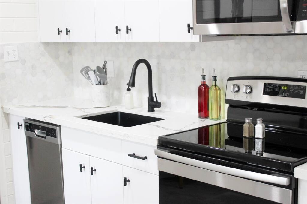 Remodeled Modern Ground Level Apt Blocks to Dwntn - B - Housity