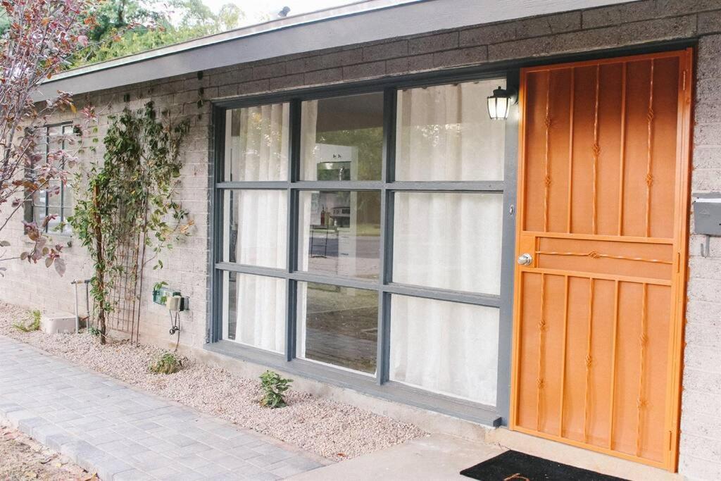 Remodeled Modern Ground Level Apt Blocks to Dwntn - B - Housity