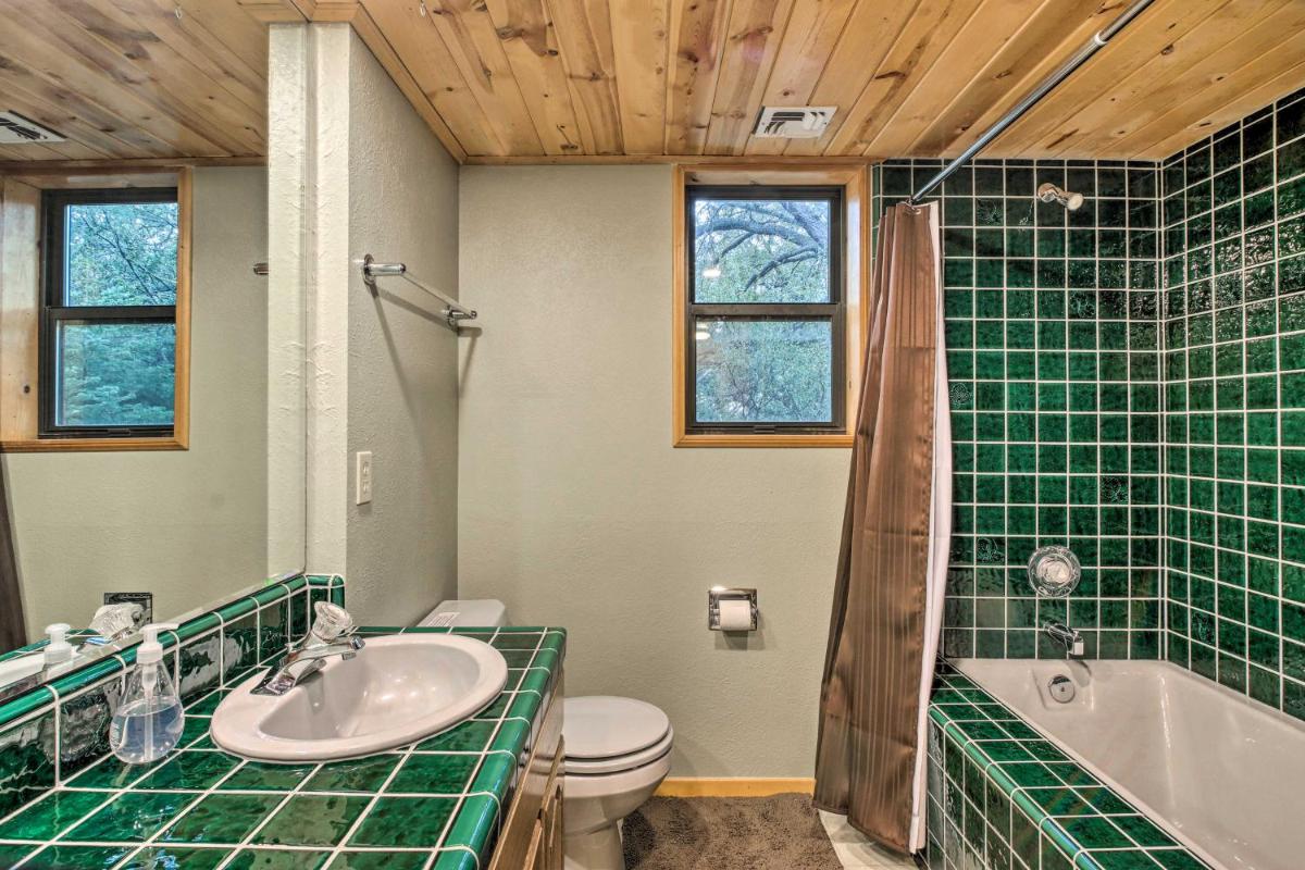 Spacious Pine Mountain Club Cabin with Fire Pit - Housity