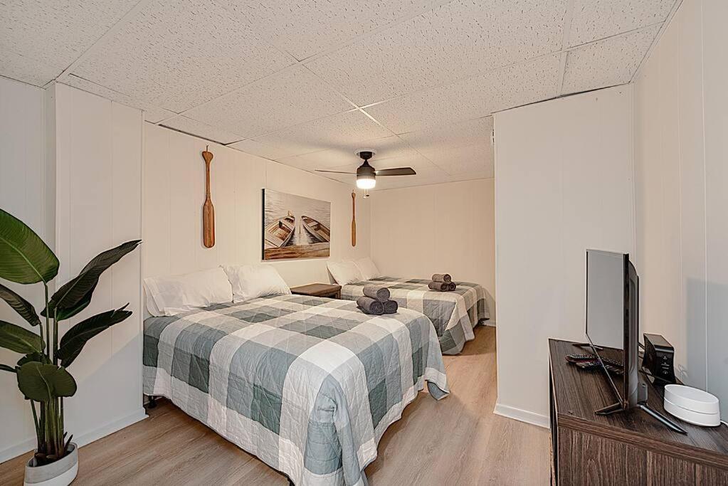 Lake Gaston Duo Side B Kayak, Water mat, Gameroom - Housity