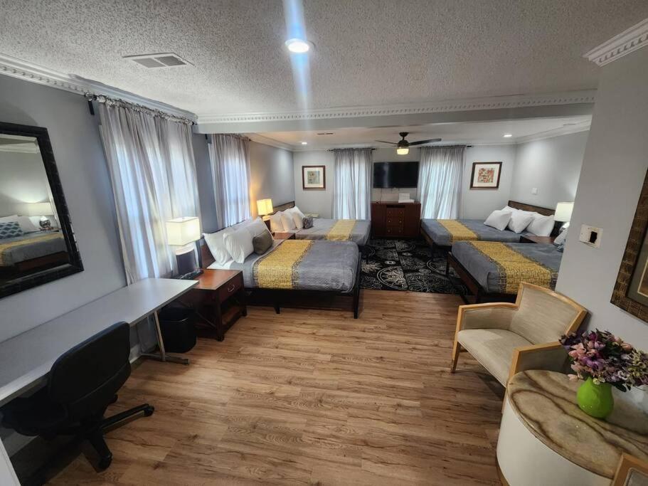 Vast 7BR/3BA overlooking golf course near mall - Housity