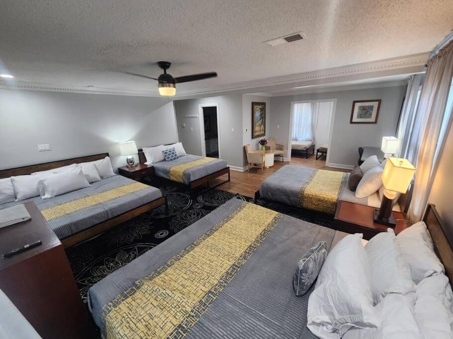 Vast 7BR/3BA overlooking golf course near mall - Housity