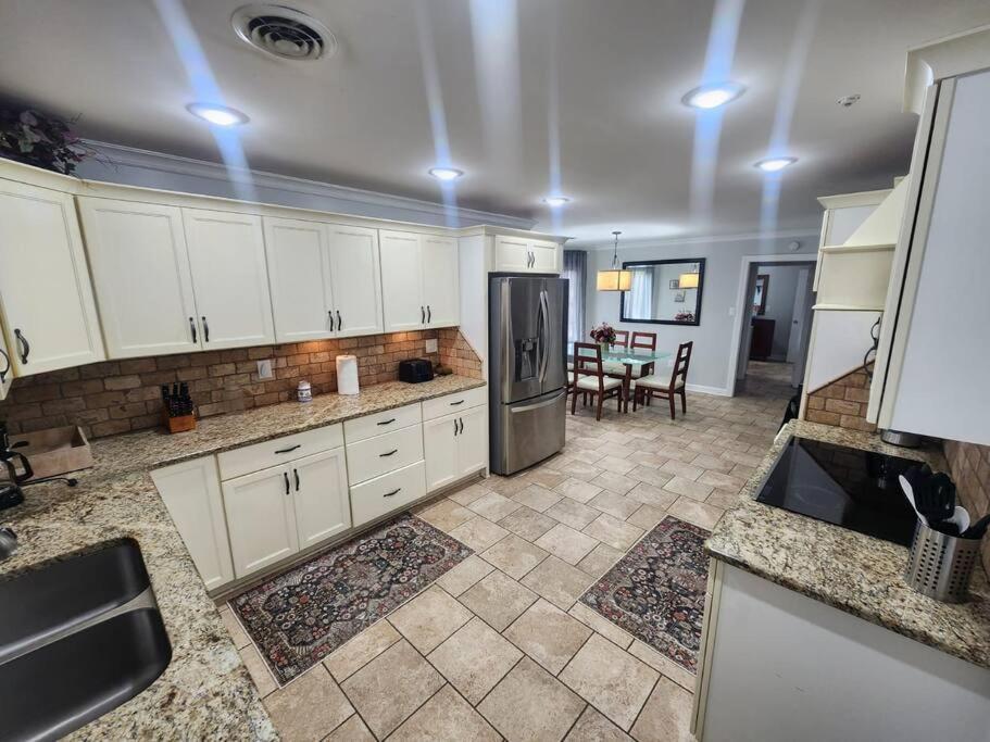 Vast 7BR/3BA overlooking golf course near mall - Housity