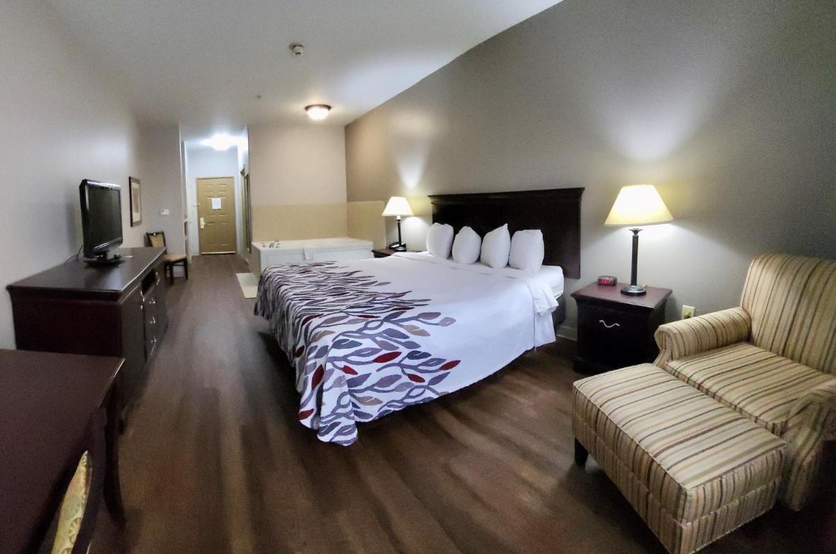 Red Roof Inn & Suites Midland - Housity