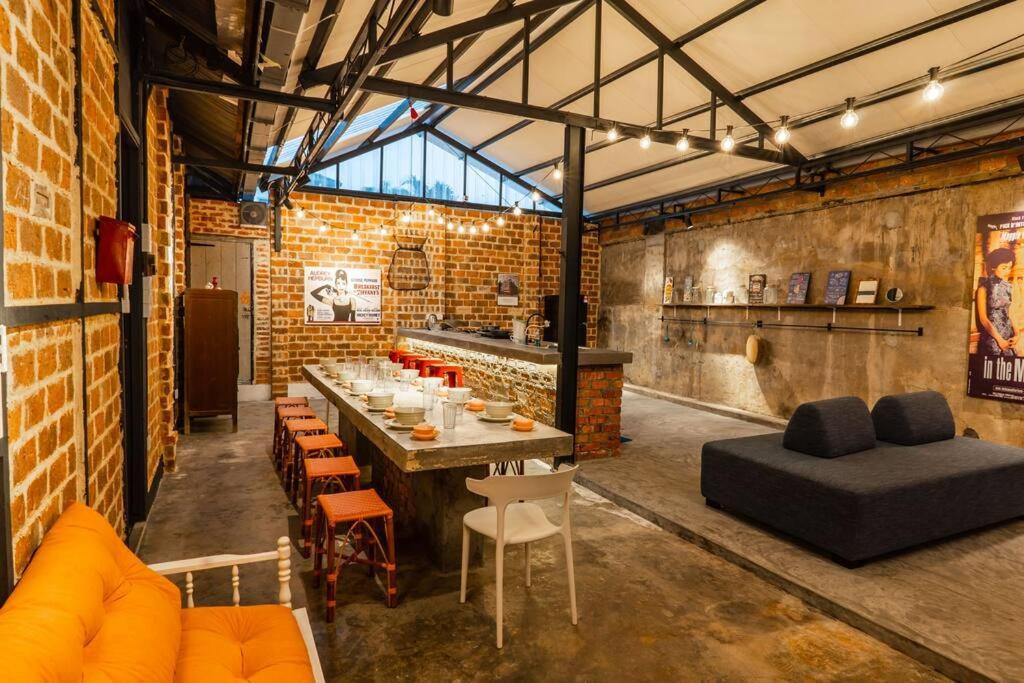 Kluang Swimming Pool Blues 11 Retro Homestay - Housity