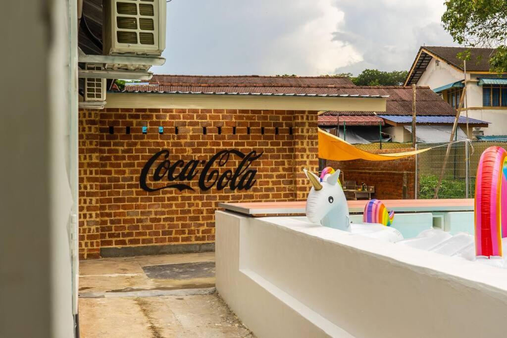 Kluang Swimming Pool Blues 11 Retro Homestay - Housity