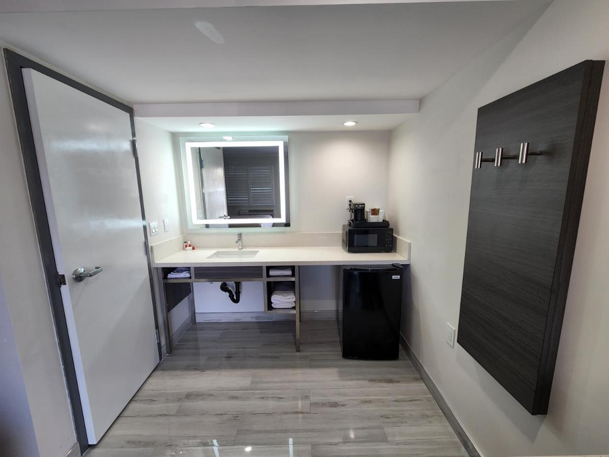 Travelodge Inn & Suites by Wyndham Fullerton - Housity