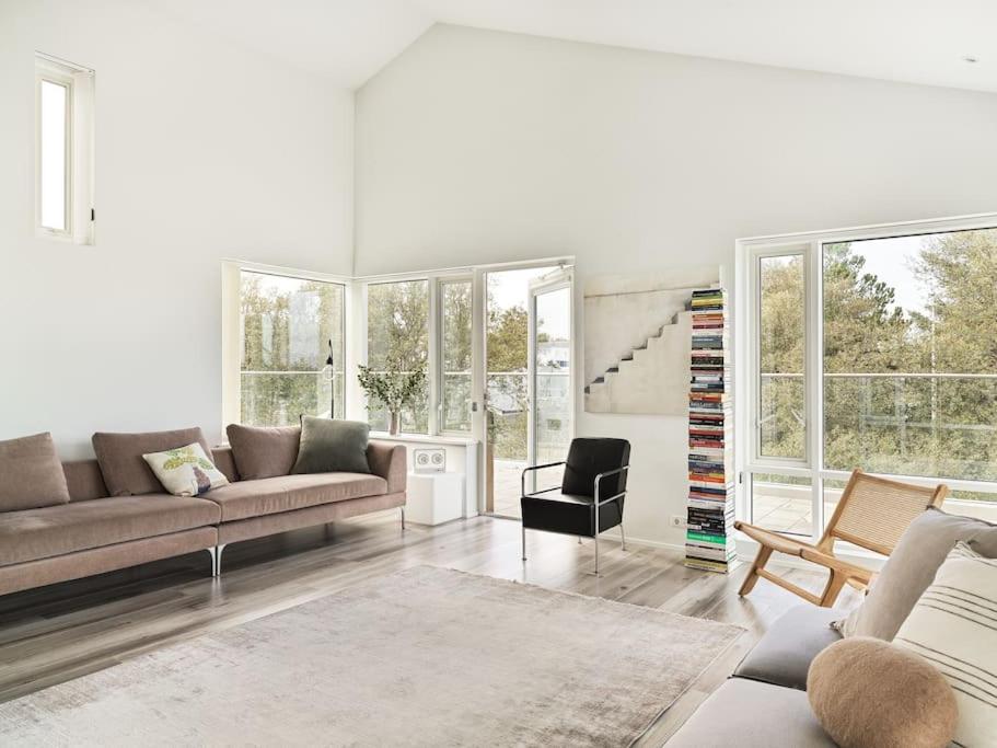 Modern Luxury Apartment - Ocean & Mountain Views - Housity