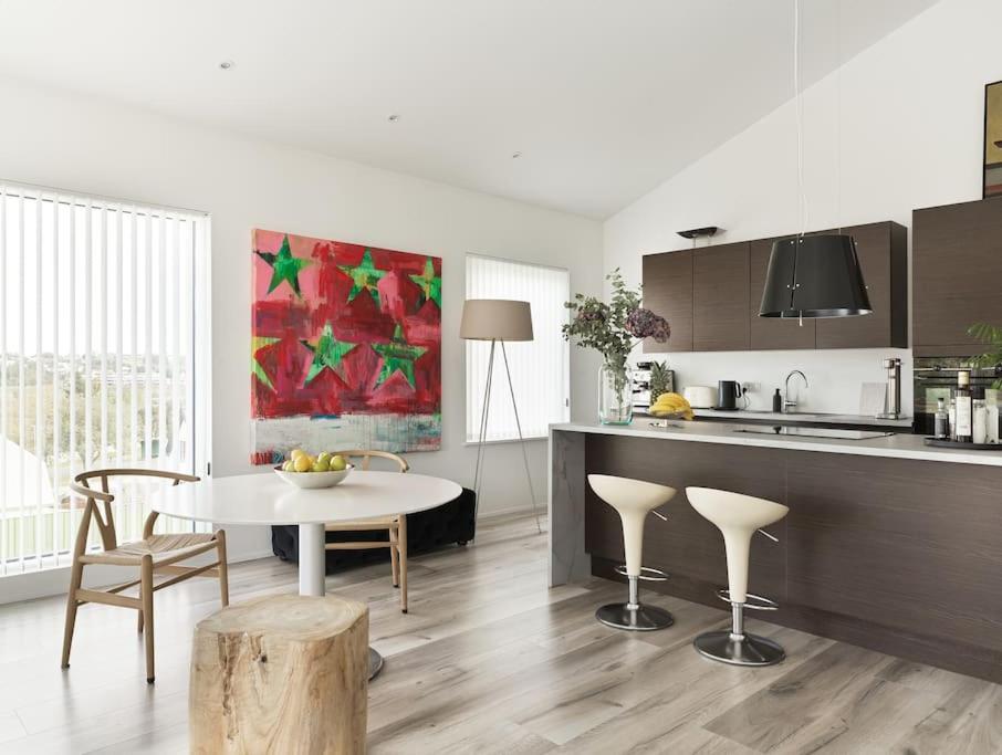Modern Luxury Apartment - Ocean & Mountain Views - Housity