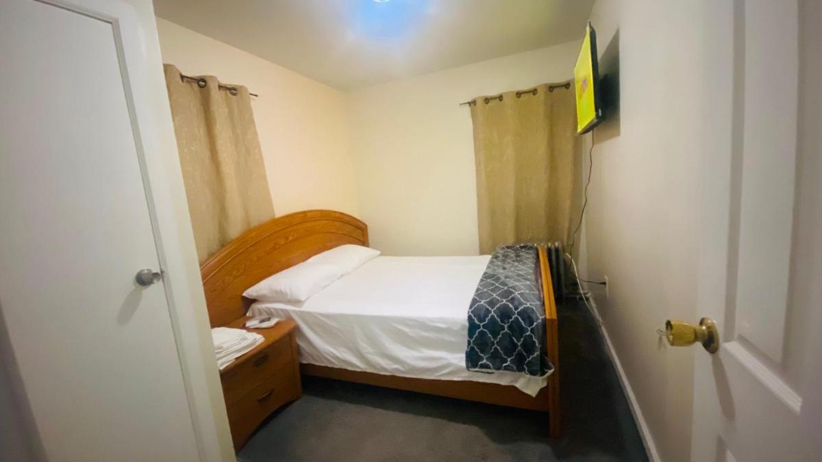 Minutes from JFK, Beautiful home with peaceful, cosy, private room - Housity