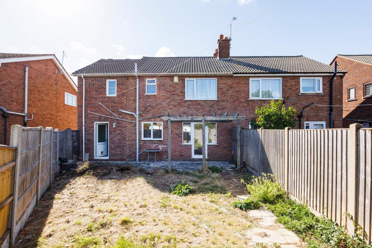 6 Bedroom Larger group House with Parking Corringham Stanford Le Hope - Housity