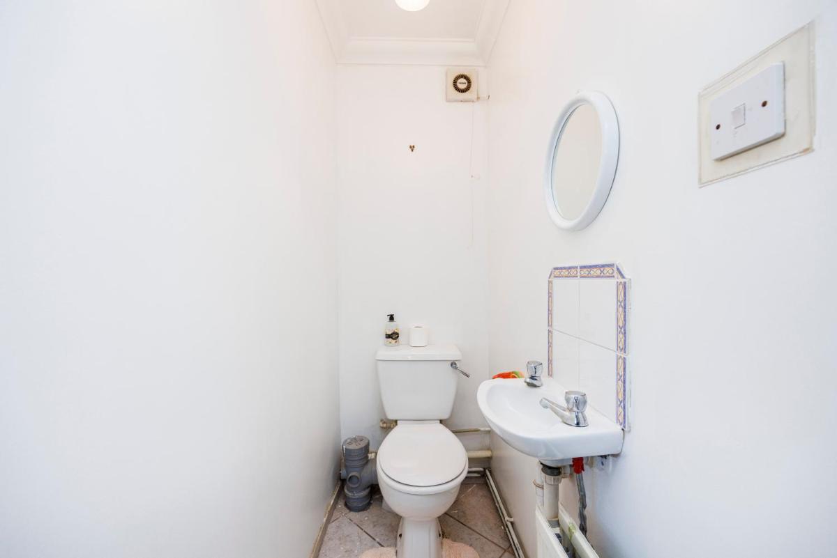 6 Bedroom Larger group House with Parking Corringham Stanford Le Hope - Housity