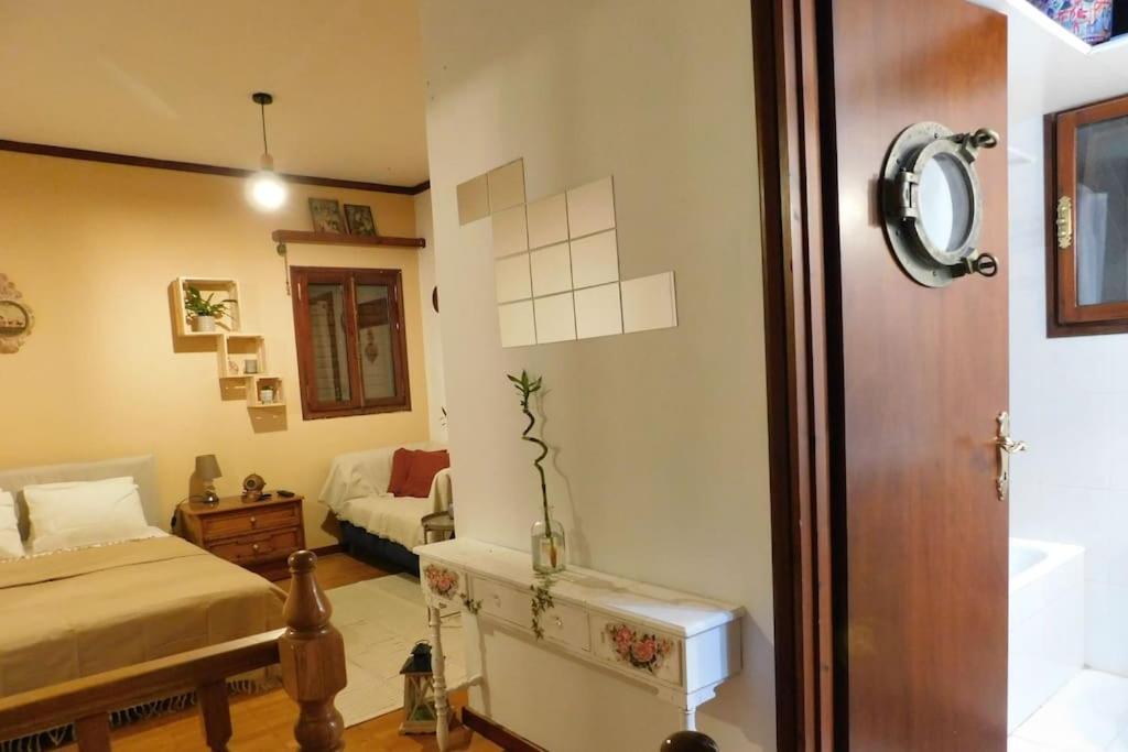 Marco Polo's Mooring Cozy Navy House - Housity