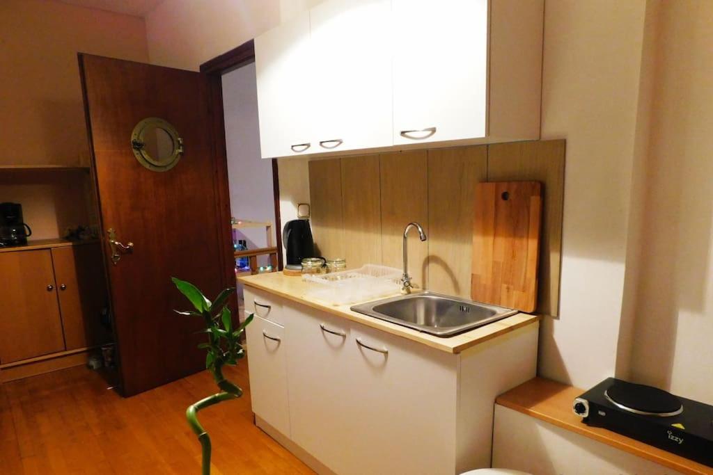 Marco Polo's Mooring Cozy Navy House - Housity