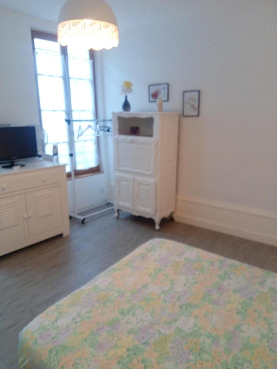 vieux-Cognac, chambre avec sa salle de bain privative - Housity