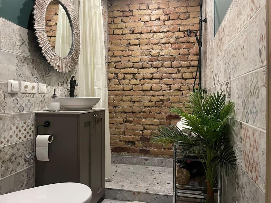 Elegant 1Br/Ba Apt in City Center w free parking - Housity