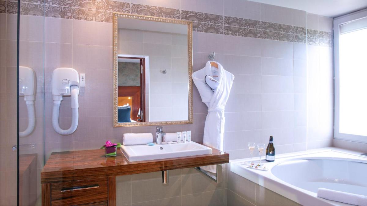 Salle de bains dans l'établissement Les Trésoms Lake and Spa Resort