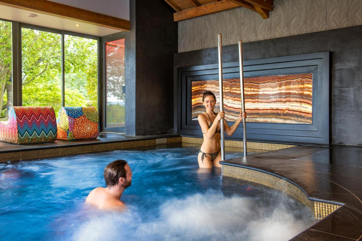 Clients de l'établissement Les Trésoms Lake and Spa Resort