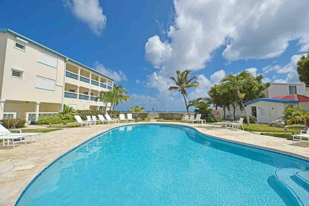 Beachside on Simpson Bay Beach with pool - Housity