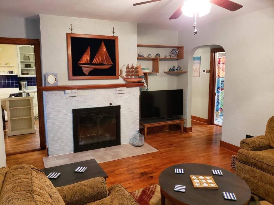 Downtown Home steps away from Food and Fun - Housity