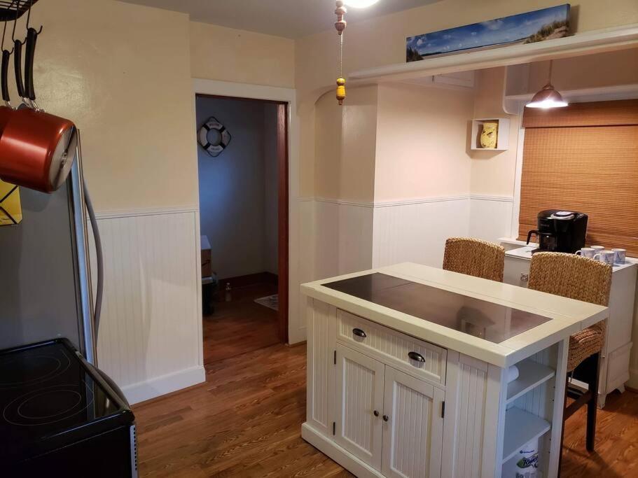 Downtown Home steps away from Food and Fun - Housity