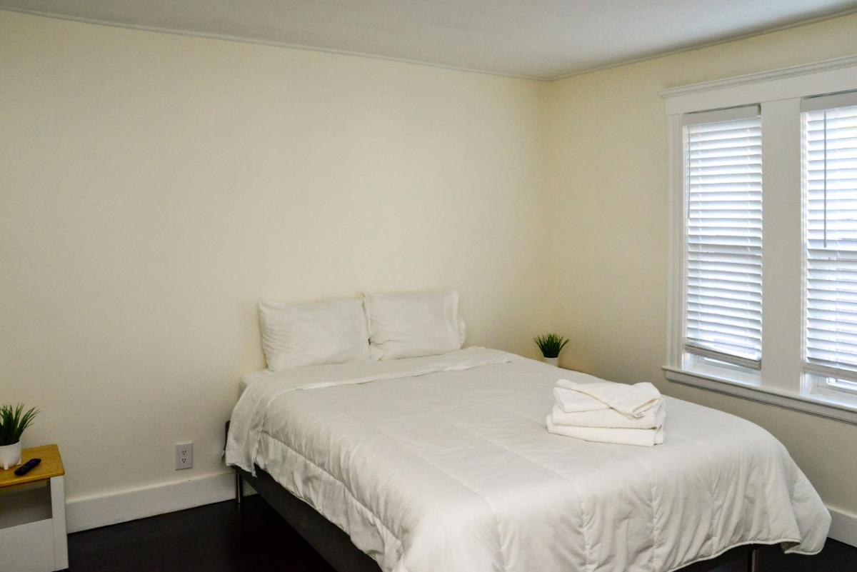 Modern Two Bedroom Condo - Boston - Housity