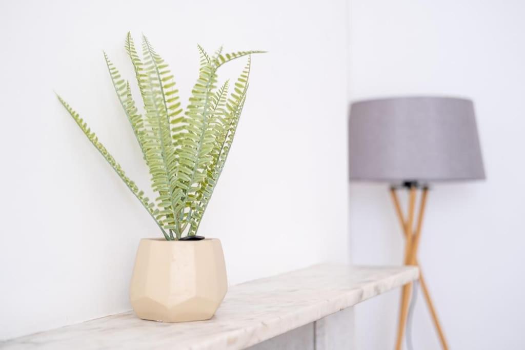 Spacious and comfortable accommodation by Our Home Short Stays providing fast wifi and crisp white hotel standard linen and ideal for contractors and large groups - Housity