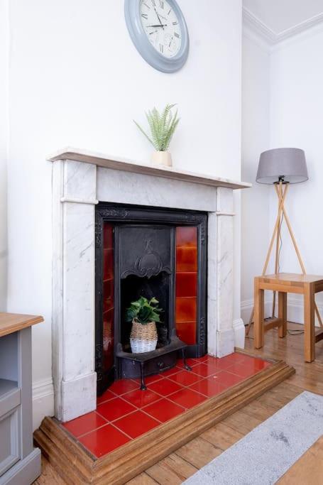 Spacious and comfortable accommodation by Our Home Short Stays providing fast wifi and crisp white hotel standard linen and ideal for contractors and large groups - Housity