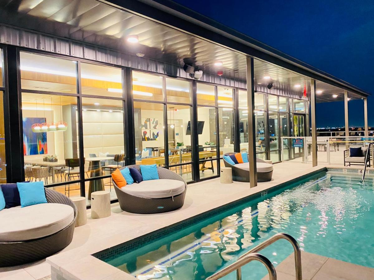 Lux 1-bedroom w/highrise pool and view in downtown Houston - Housity