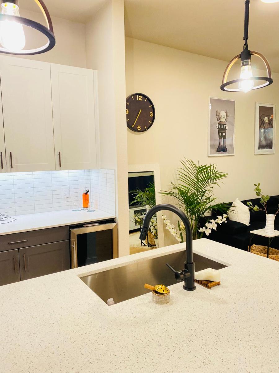 Lux 1-bedroom w/highrise pool and view in downtown Houston - Housity