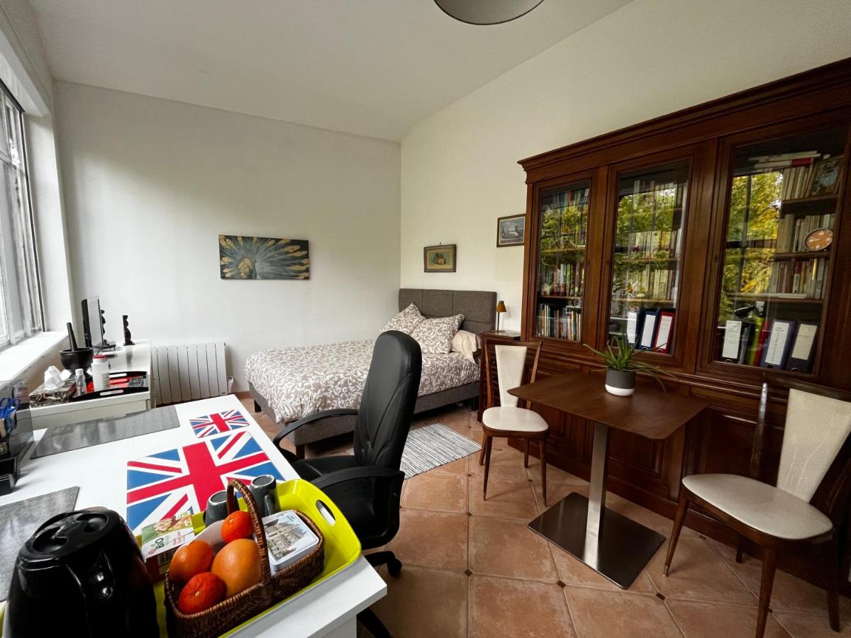 Charming independent guest house - spacious studio with terrace and garden, 25 minutes from Paris - Housity