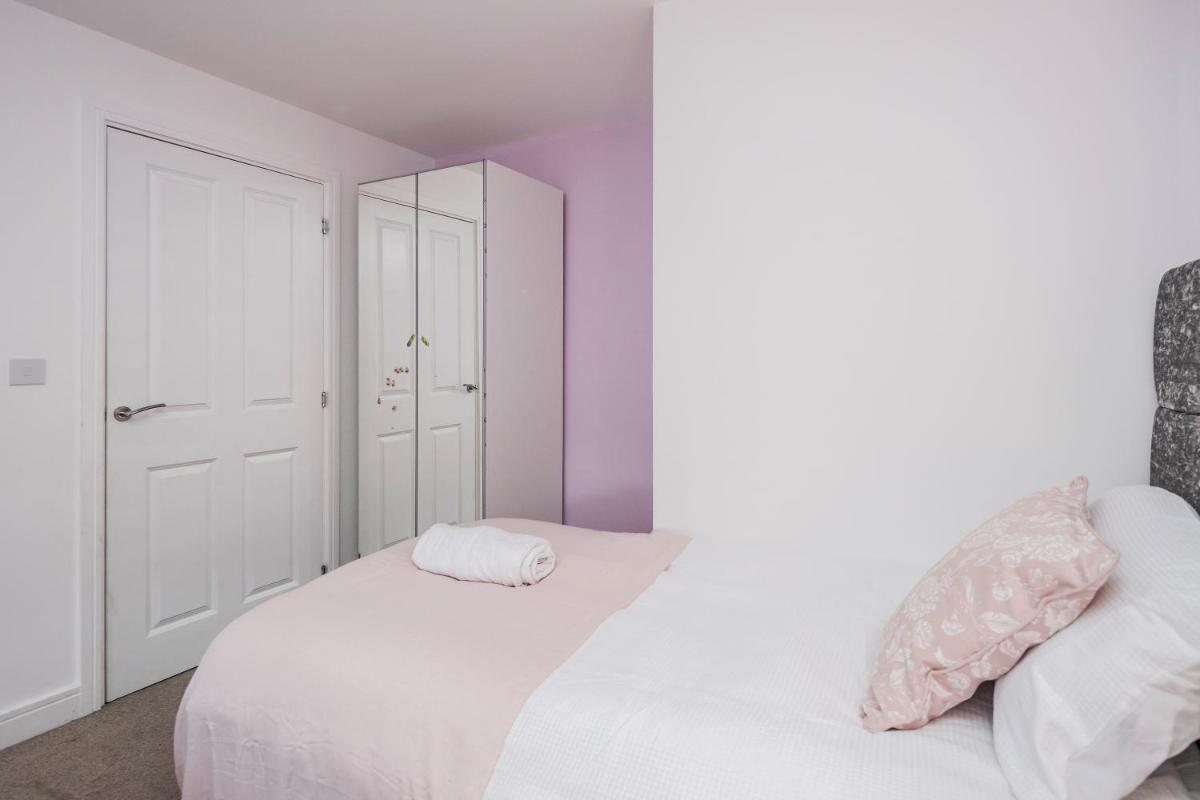TMS Cheerful 5BDR house! Thurrock! Free Parking! - Housity