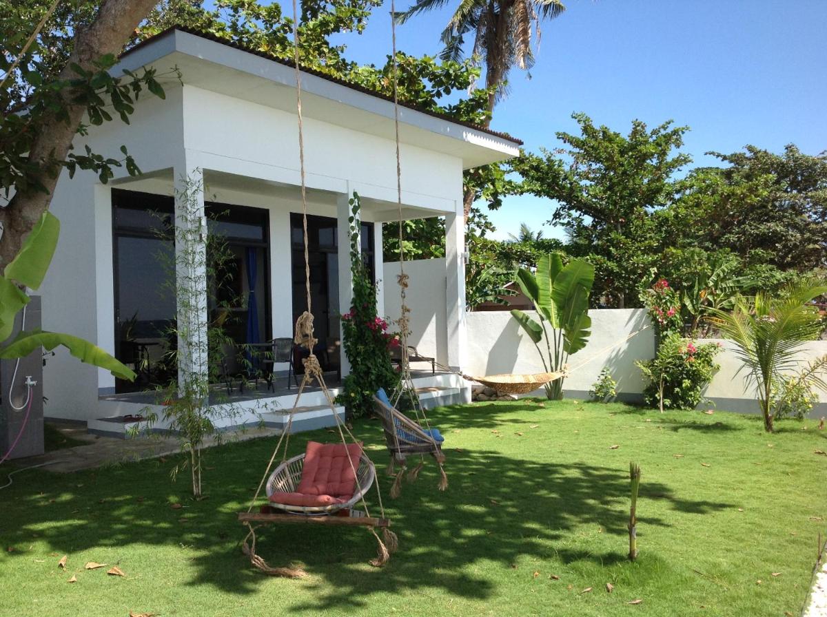 BambooBeachVilla1 AC New OCEANFRONT POOL sunsetview garden kitchen SATELLITE STARLINK WI-FI - Housity
