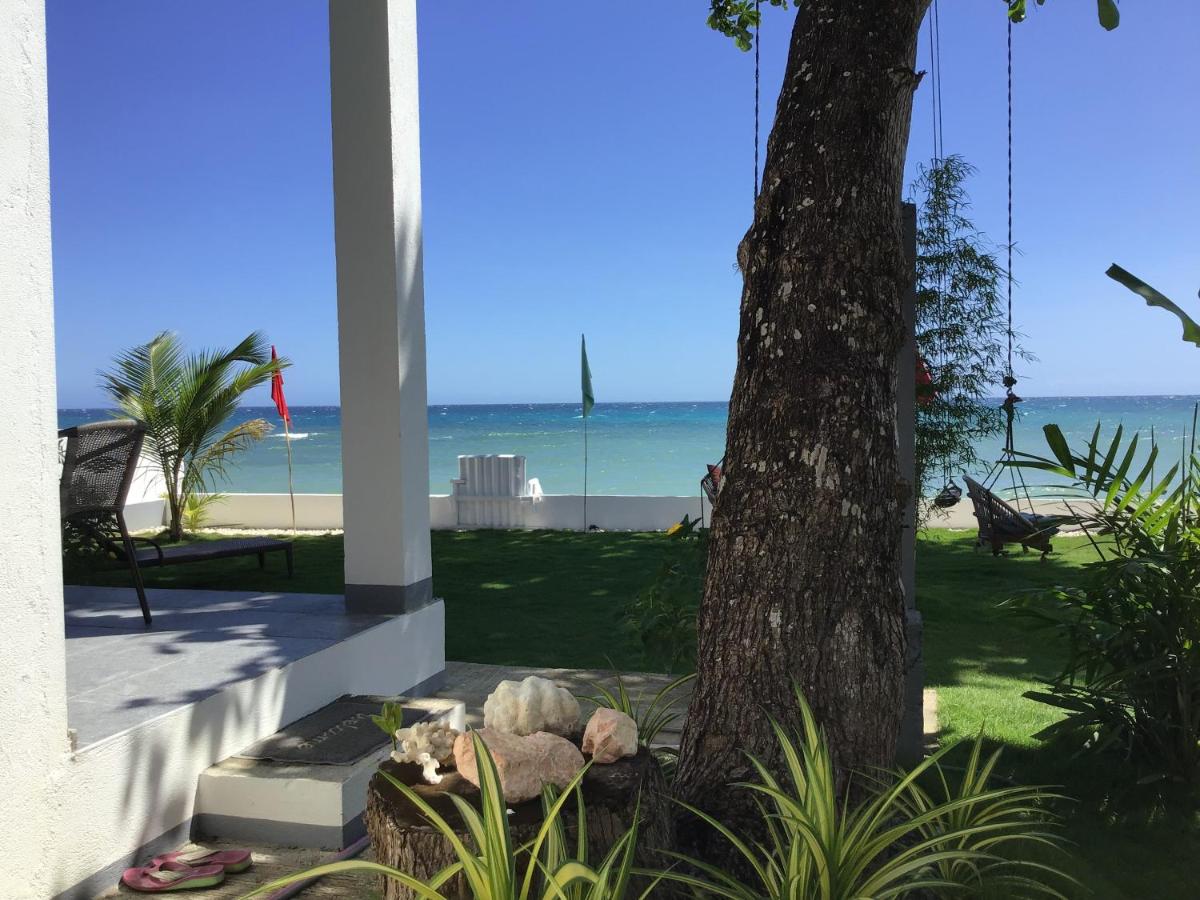 BambooBeachVilla1 AC New OCEANFRONT POOL sunsetview garden kitchen SATELLITE STARLINK WI-FI - Housity