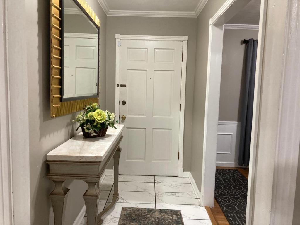 Large East Memphis 12 Beds Near Elvis Presley - Housity