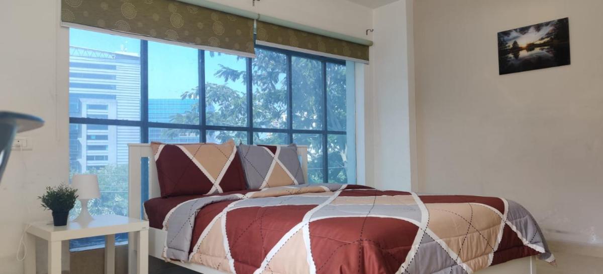 Suitetrails - Mahim Executive room with free wifi and parking