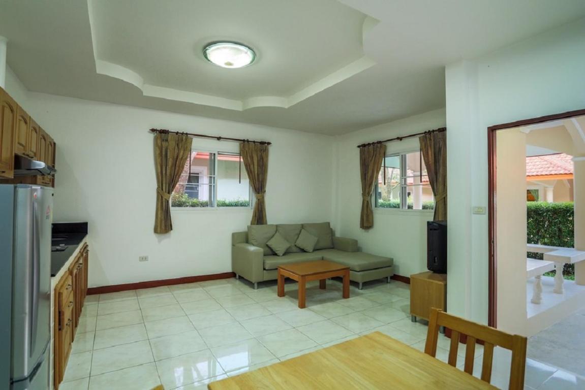 Lovely house near Chalong Pier with access to large swimming pool and - Housity