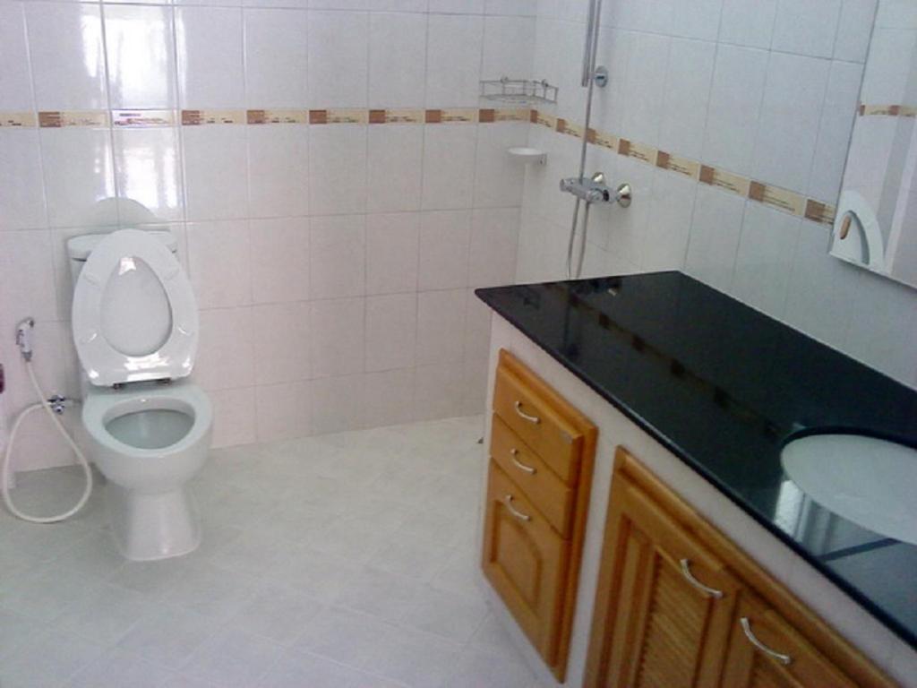 Lovely house near Chalong Pier with access to large swimming pool and - Housity