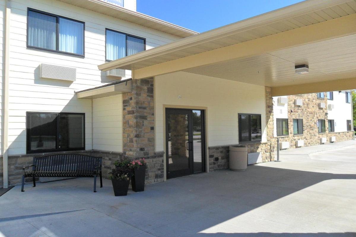 Cobblestone Inn & Suites - Fort Dodge - Housity