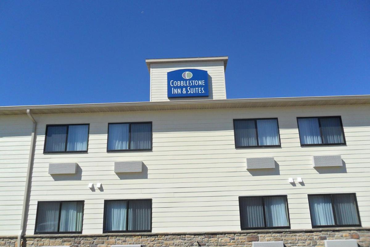 Cobblestone Inn & Suites - Fort Dodge - Housity
