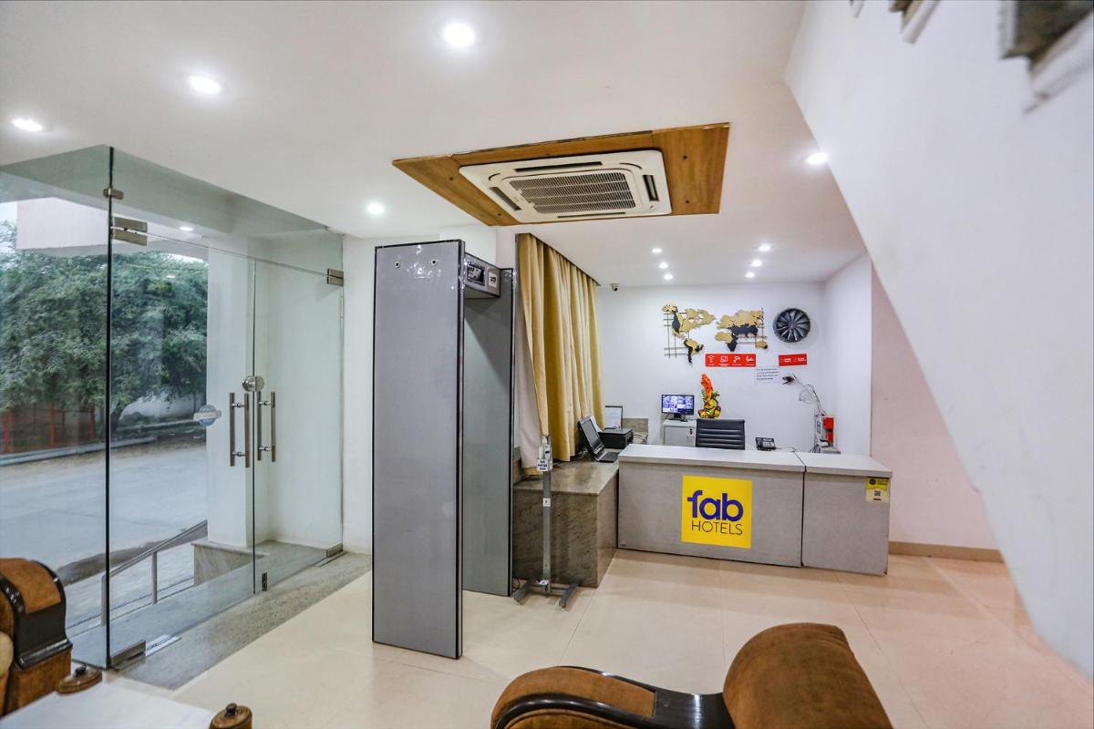 Suitetrails - FabExpress Taj Home Stay