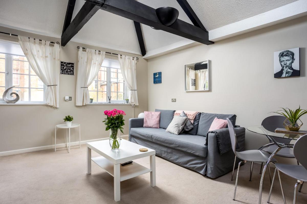Curb Properties - Super Apartment Moments From Town Centre - Housity